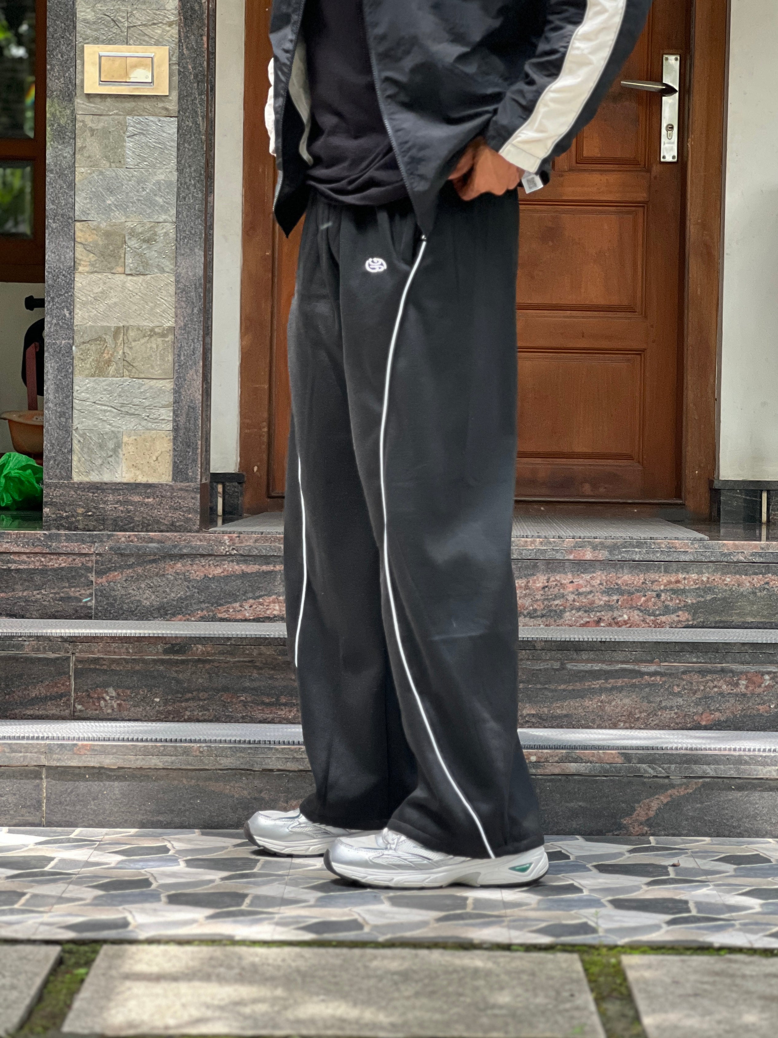 LOOSE FIT SWEATPANTS-BLACK