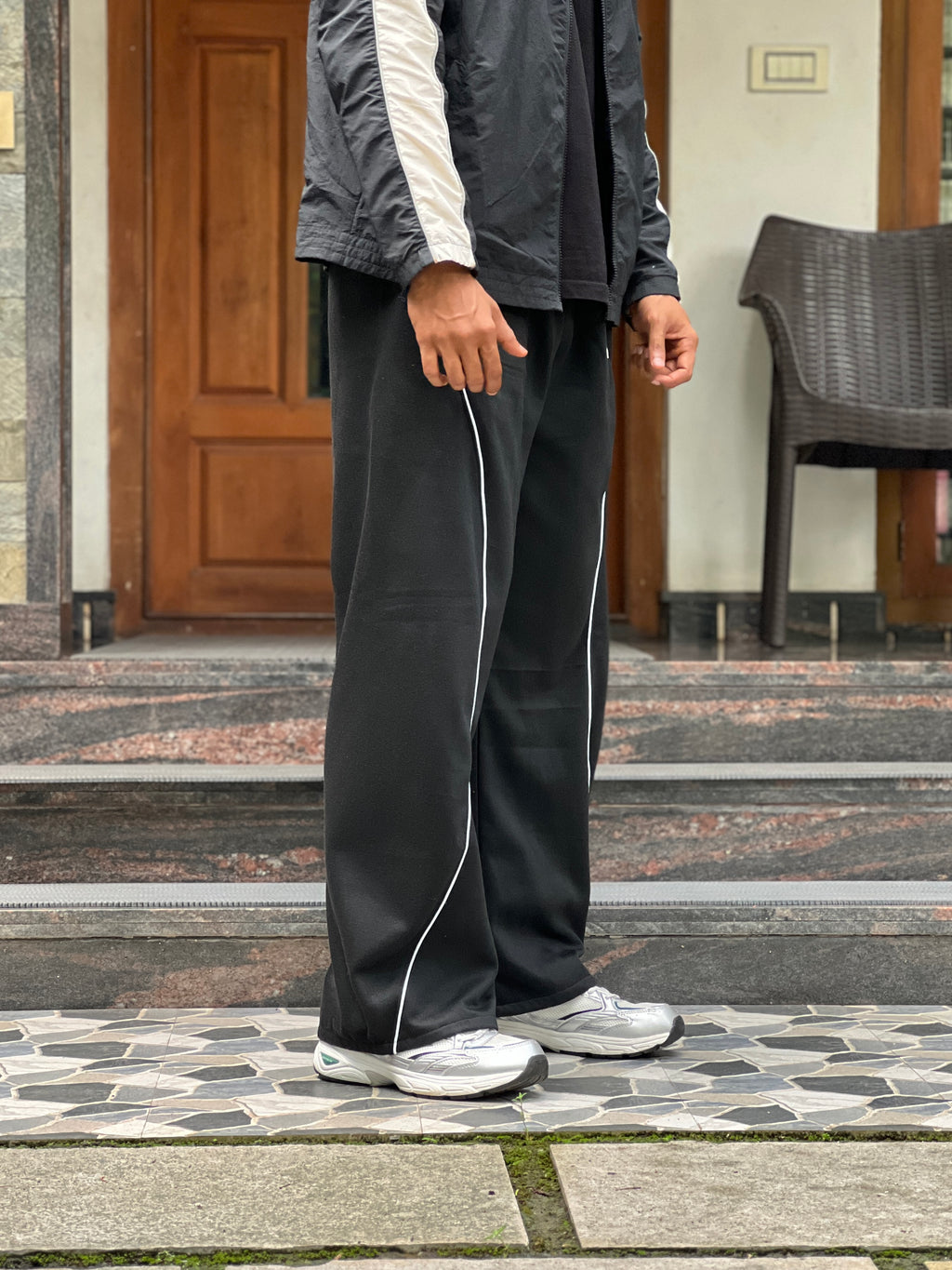 LOOSE FIT SWEATPANTS-BLACK